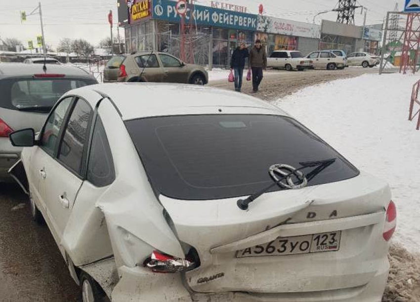 Крупную аварию в стиле «домино» сняли камеры наблюдения в Ростове-на-Дону