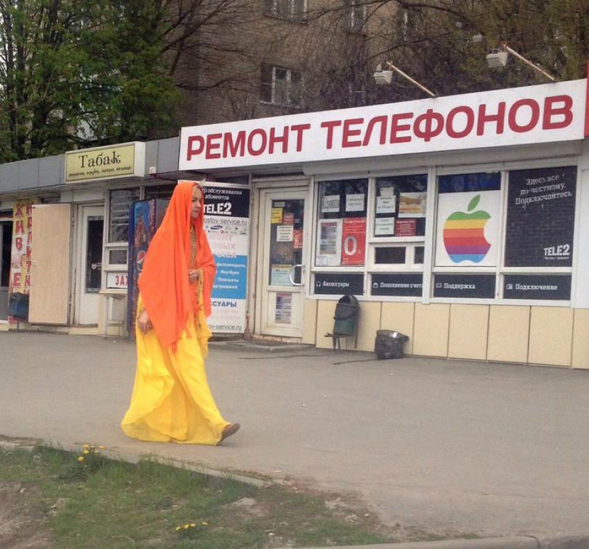 По Ростову гуляет девушка в радужной паранже