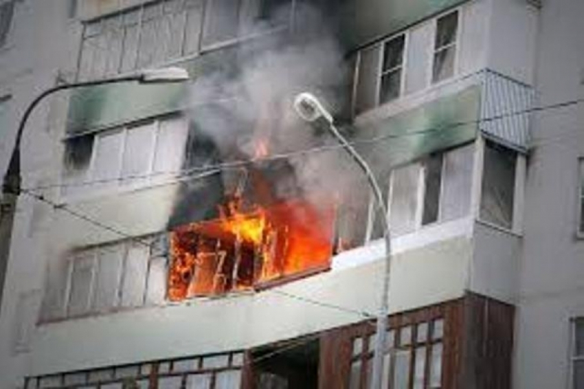 В Ростовской области полицейский потушил пожар в многоквартирном доме