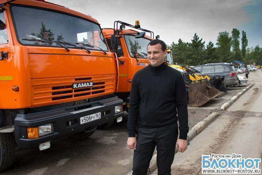 В Ростове предприниматель на собственные деньги купил технику для уборки городских кладбищ 