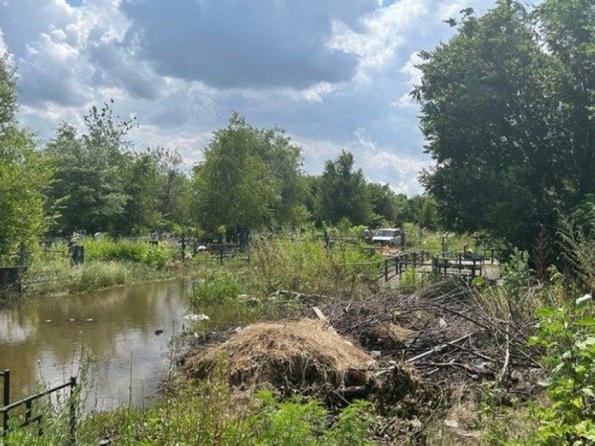 В Батайске затопило кладбище «Красный Сад» и дороги 