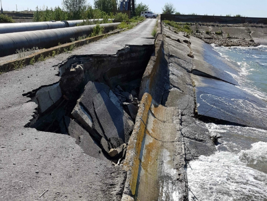 Пятибалльный шторм разрушил дамбу и смыл дорогу на Цимлянском водохранилище в Ростовской области