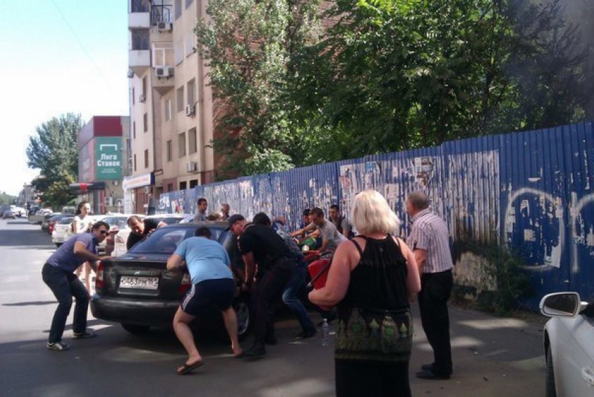 Ростовчане на руках перенесли две машины, спасая их от пожара  