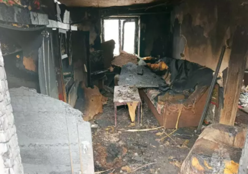 В Ростовской области из-за газового баллона при пожаре погиб сын, пострадала его мать