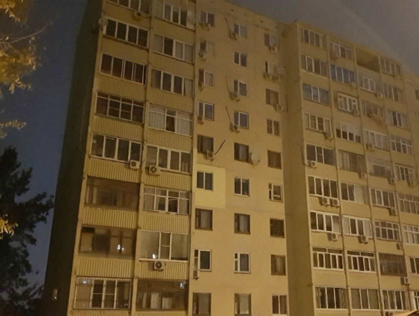 С тоской смотрят в разряженные гаджеты сидящие сутки без воды и света жильцы ростовской многоэтажки