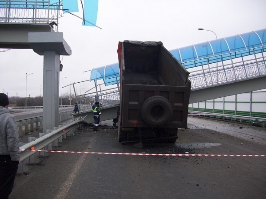 На трассе М-4 «Дон» в Каменском районе обрушился пешеходный мост