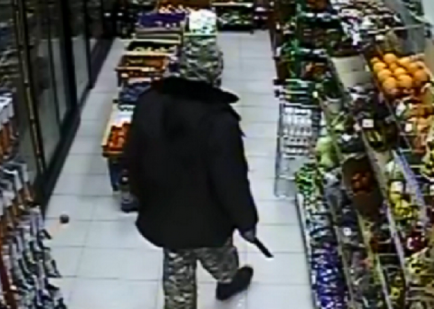Вооруженный бандит совершил нападение на магазин в Ростовской области