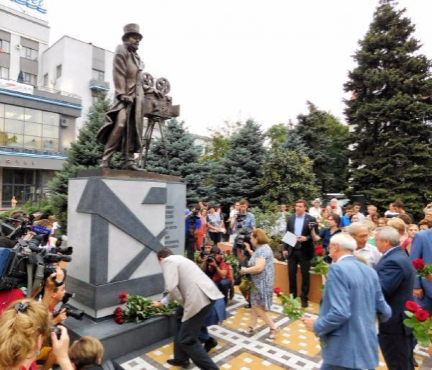 Памятник кинопромышленнику Александру Ханжонкову в торжественной обстановке открыли в Ростове