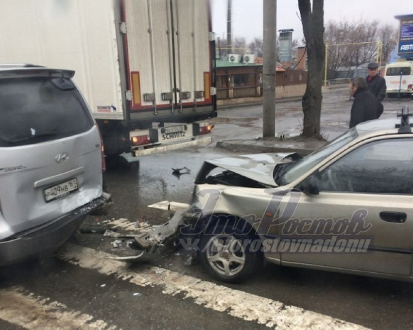 Иномарка спровоцировала тройное ДТП возле сквера в Ростове
