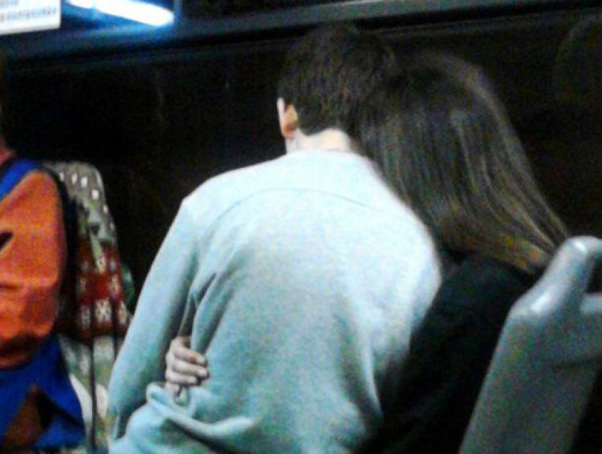 Влюбленный парень на коленях у своей девушки в автобусе рассмешил жителей Ростова