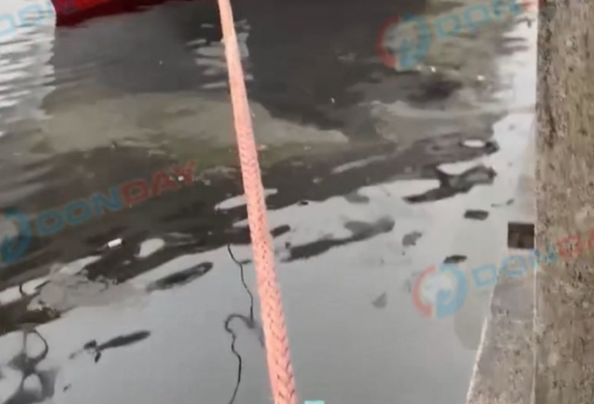 В Ростове в реке Дон заметили маслянистое пятно с резким запахом