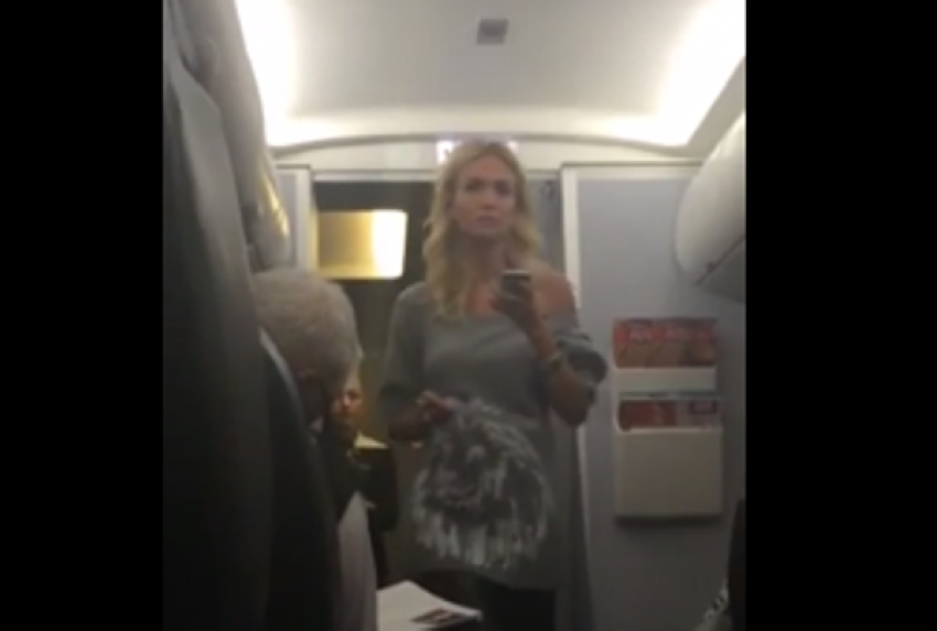 В Сети появилось видео, как ростовчанку Викторию Лопыреву снимают с рейса