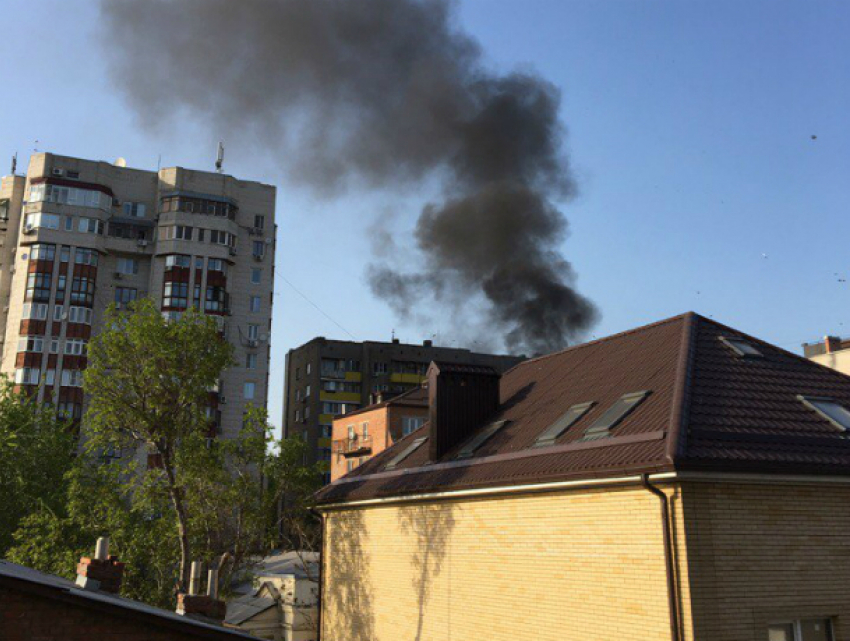 Зловещий дым над автомобилем с девушками попал на видео