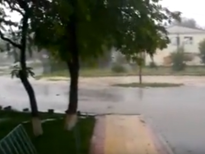 Ужасающий разгул стихии со штормом и дождем в Ростовской области попал на видео
