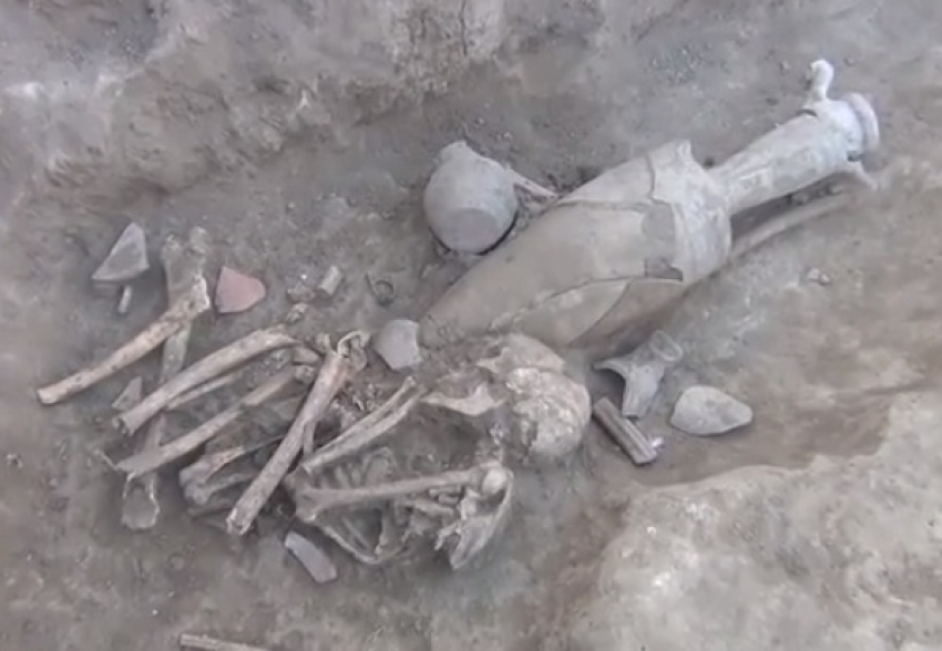 В Азове археологи нашли погребение с останками человека первого века нашей эры. Видео
