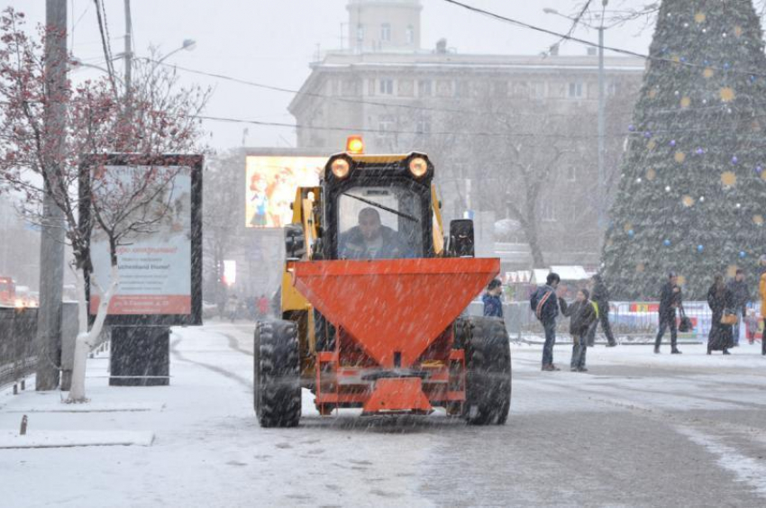 Ночью убирать снег на улицах Ростова будут 300 единиц техники