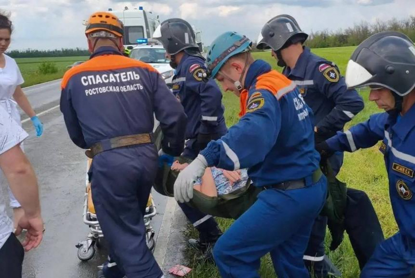 12 человек пострадали в аварии с четырьмя машинами на трассе в Ростовской области