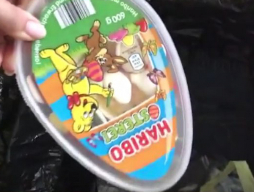 Разноцветные конфетки получили ростовчане на «Почте России» вместо одежды