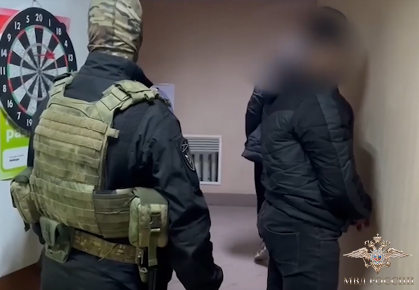 Ростовские силовики задержали в Челябинской области аферистов, похитивших 2,5 млн у бойца СВО