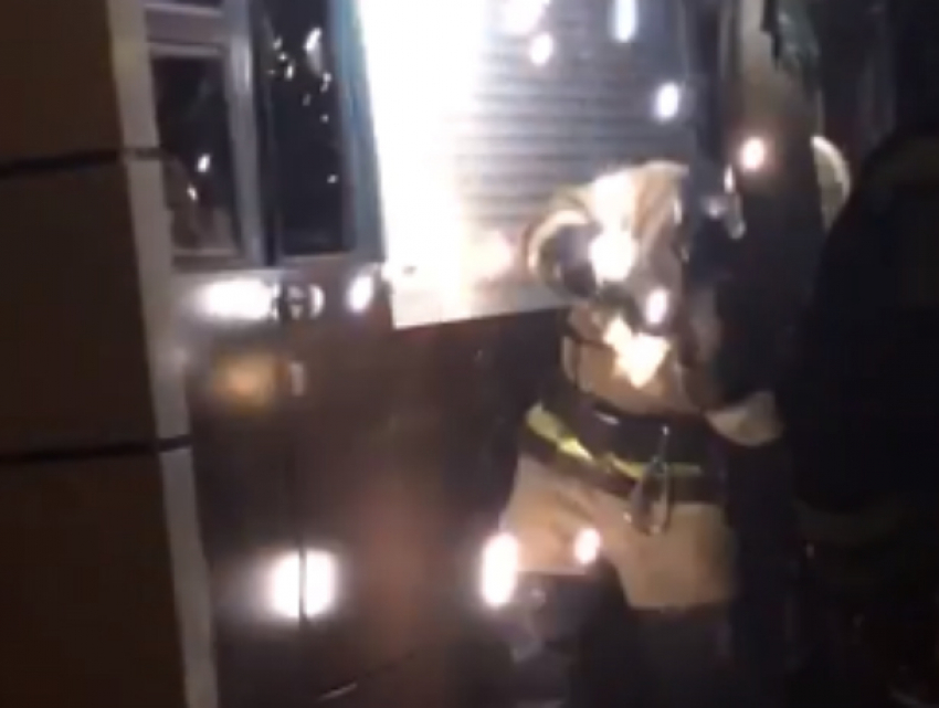 Ожесточенная борьба спасателей с искрящимся огненными фейерверками ларьком в Ростове попала на видео
