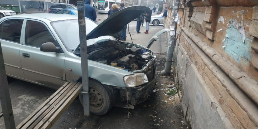 В Ростове машина сбила женщину на остановке 