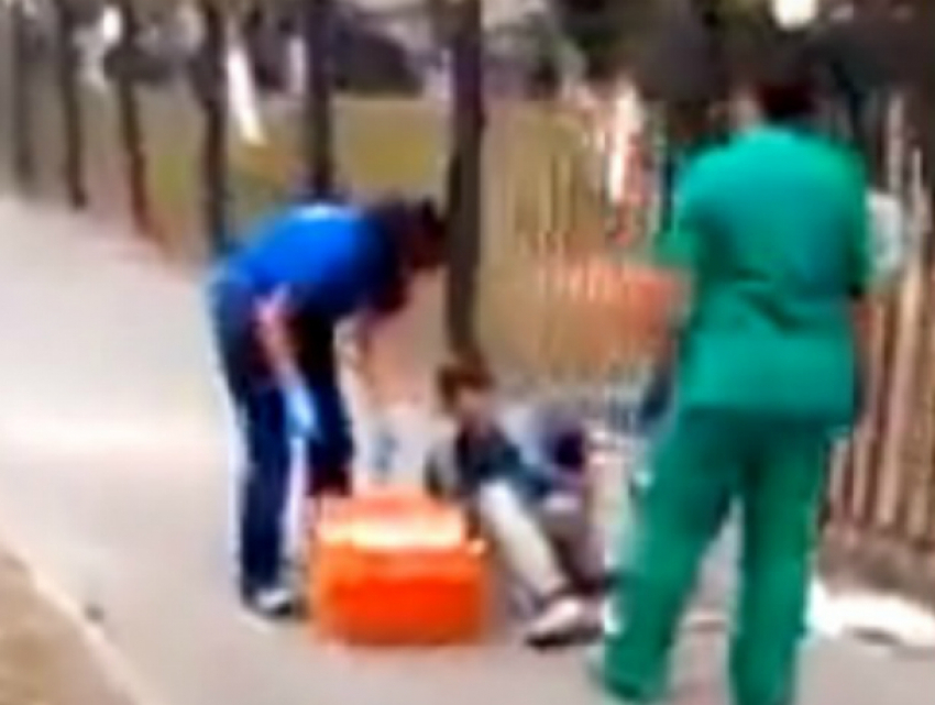 Незадачливый водитель «Жигулей» врезался в железное ограждение школы в Ростове