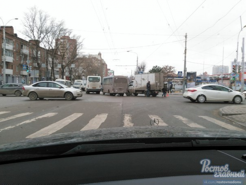 Тройное ДТП с участием двух маршруток произошло в центре Ростова