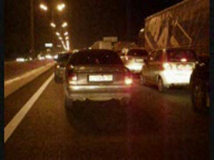 В Ростове на Шолохова из-за двух аварий образовалась пробка