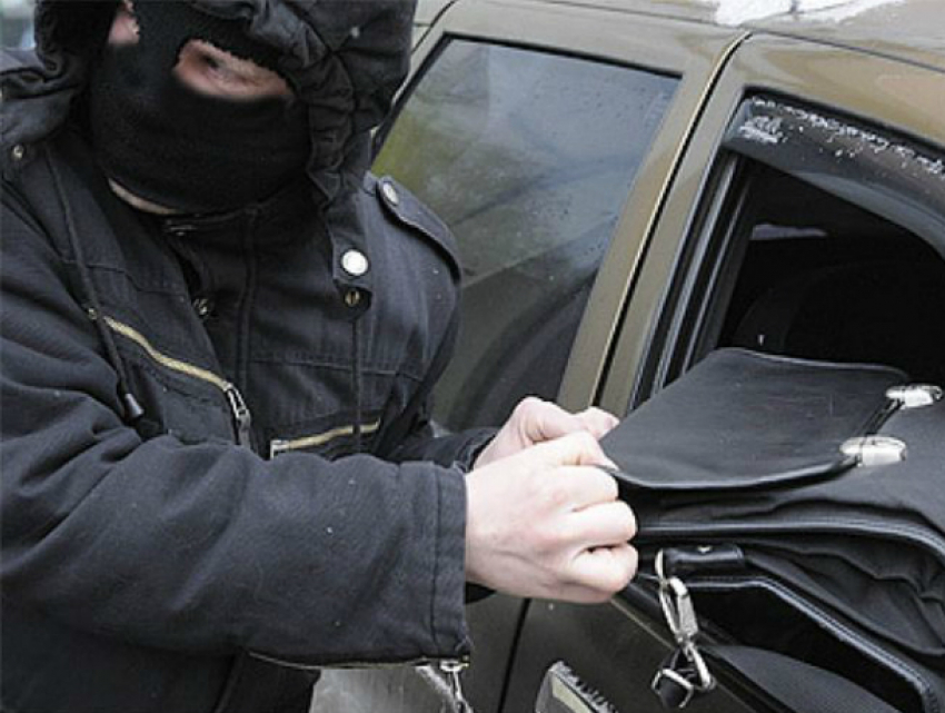 Дерзкое ограбление дочери пресс-секретаря управления занятости совершили двое мужчин в центре Ростова