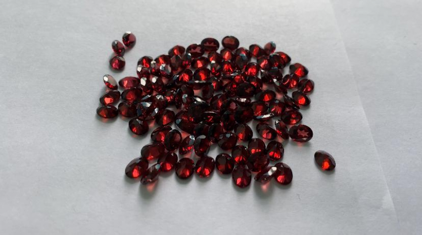 Ювелир из Ростова получил в посылках драгоценные камни на 4,3 млн руб и поплатился за это