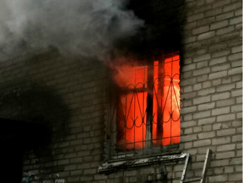 Серьезные ожоги получил мужчина при пожаре в пятиэтажке под Ростовом