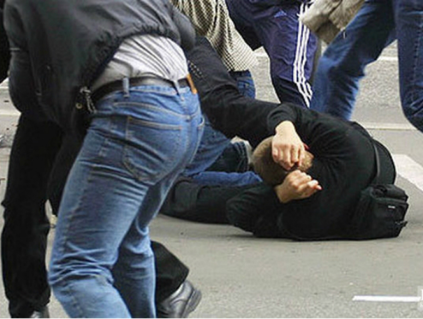 Сотрясение мозга получил мужчина в массовой драке на День города в центре Ростова