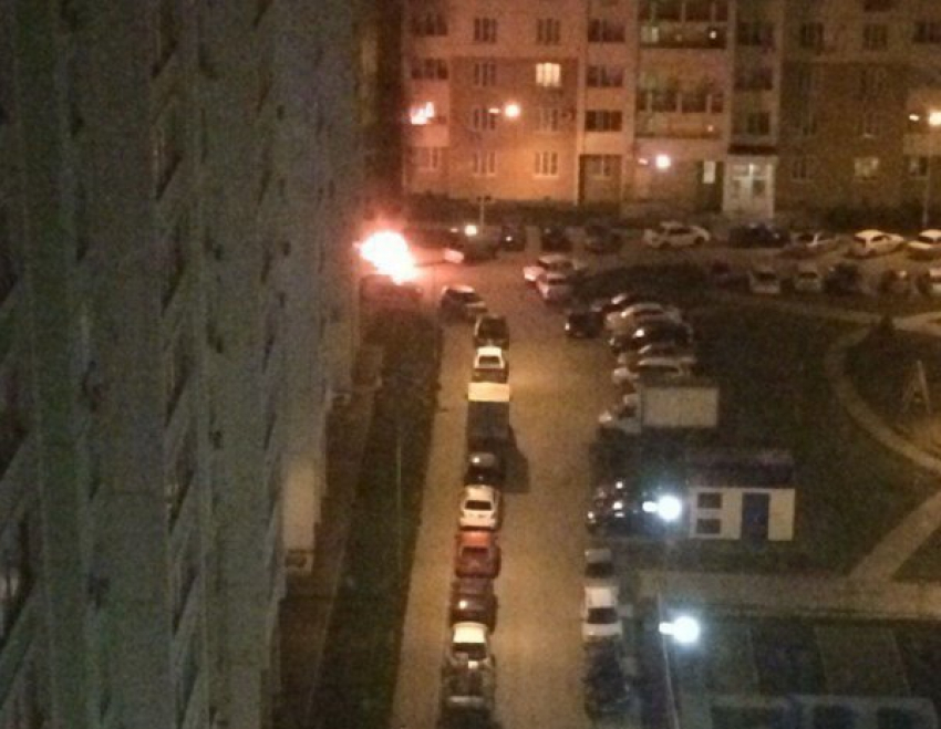 В Ростове на Левенцовке сгорел автомобиль  Infiniti  