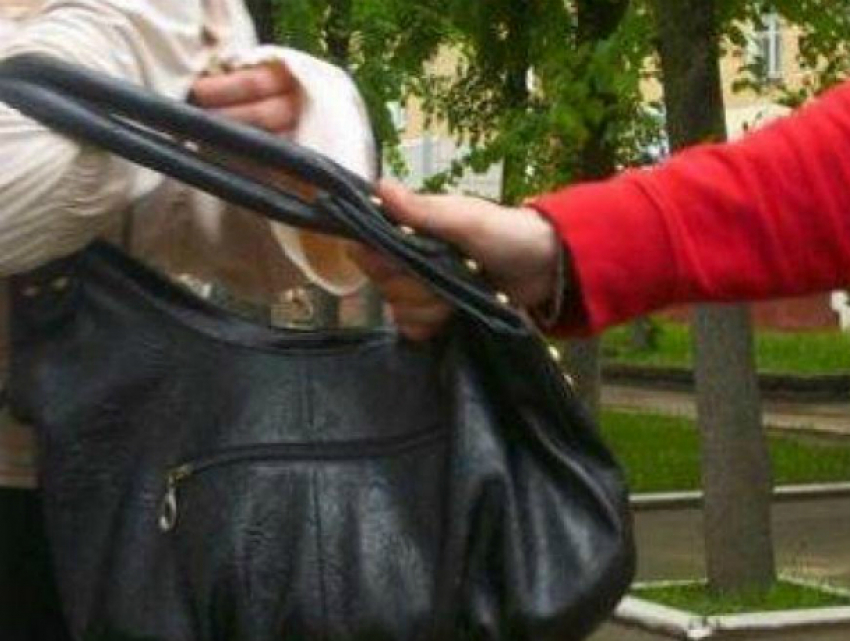 «Голодный» рецидивист отобрал у женщины сумку с деньгами и продуктами в Ростовской области