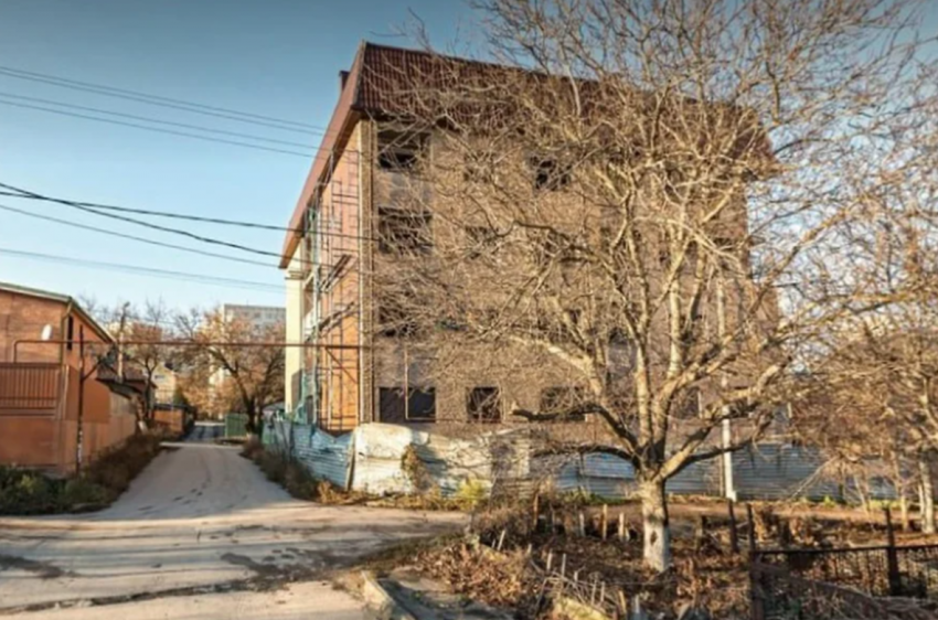 В Ростове почти за 4 млн рублей продают землю под незаконно построенной шестиэтажкой