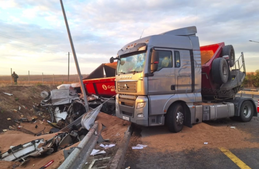 Грузовик протаранил стоящие на обочине автомобили на трассе М-4 «Дон» в Ростовской области