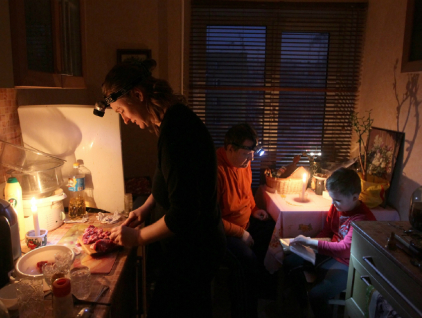 Жители сотен домов Ростова проведут последние дни марта без электричества