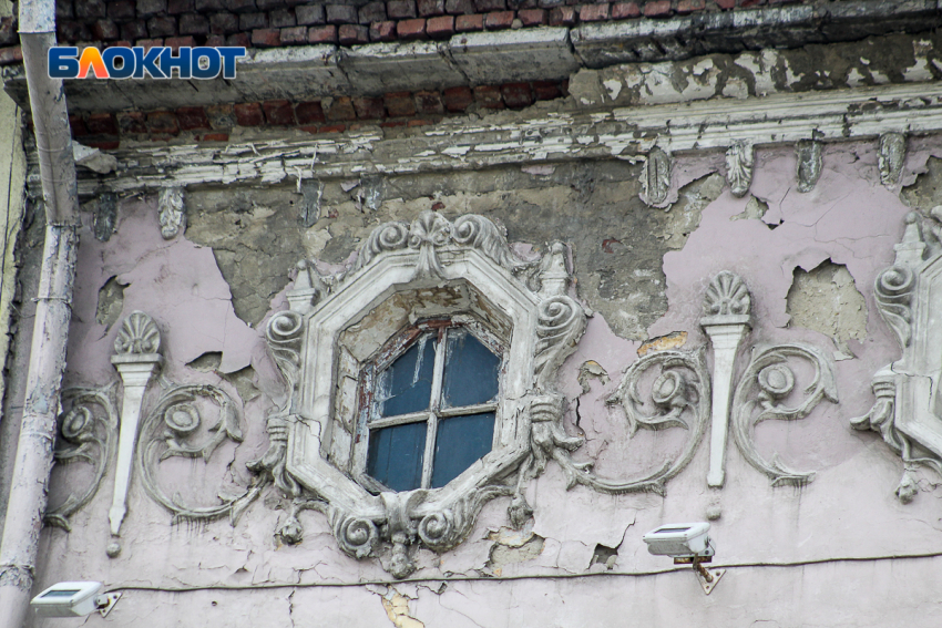 Жилой дом разрушается в пятидесяти метрах от мэрии Ростова