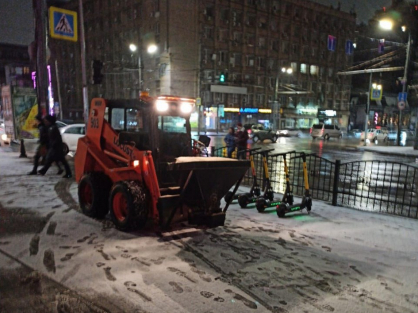 В Ростове коммунальные службы начали противогололедную обработку