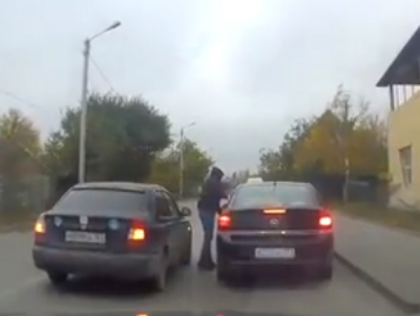 Обиженный дорожными гонками автолюбитель залез кулаком в лицо таксисту под Ростовом на видео 