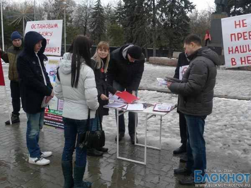 В Ростове-на-Дону прошел пикет в поддержку «закона Димы Яковлева» 
