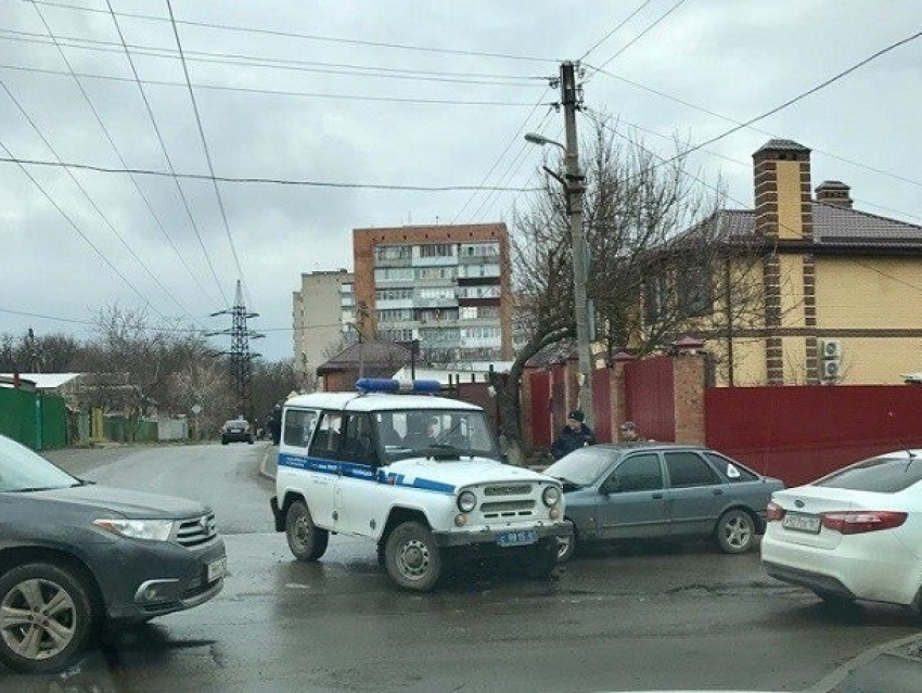 Водитель на иномарке протаранил полицейский автомобиль в Ростове