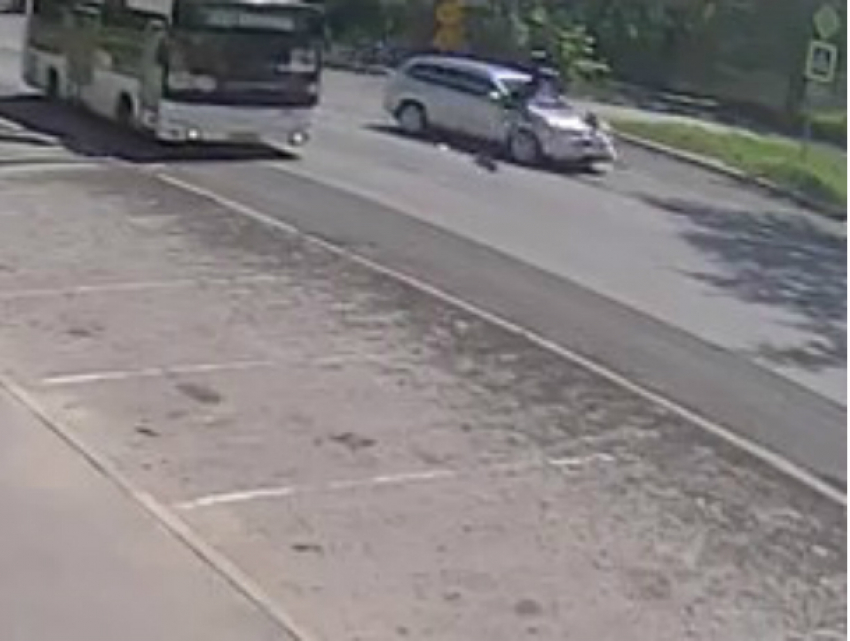 Раскидавшая на несколько метров по дороге мужчину с ребенком под Ростовом иномарка попала на видео 