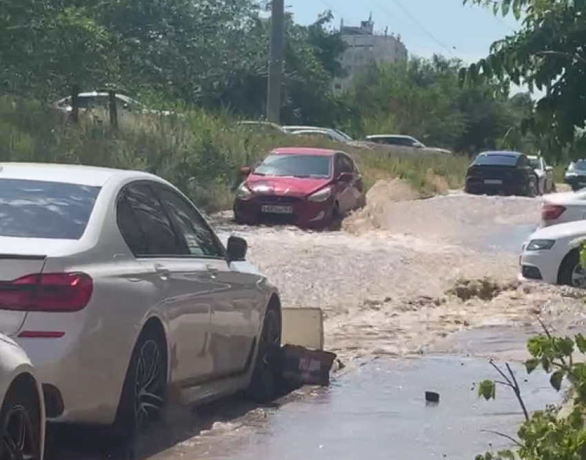 На Орбитальной в Ростове потоком воды сдвигает машины: прорвало трубу
