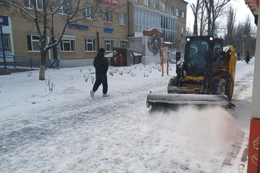 В Ростовской области выявили 143 нарушения за неуборку снега и наледи