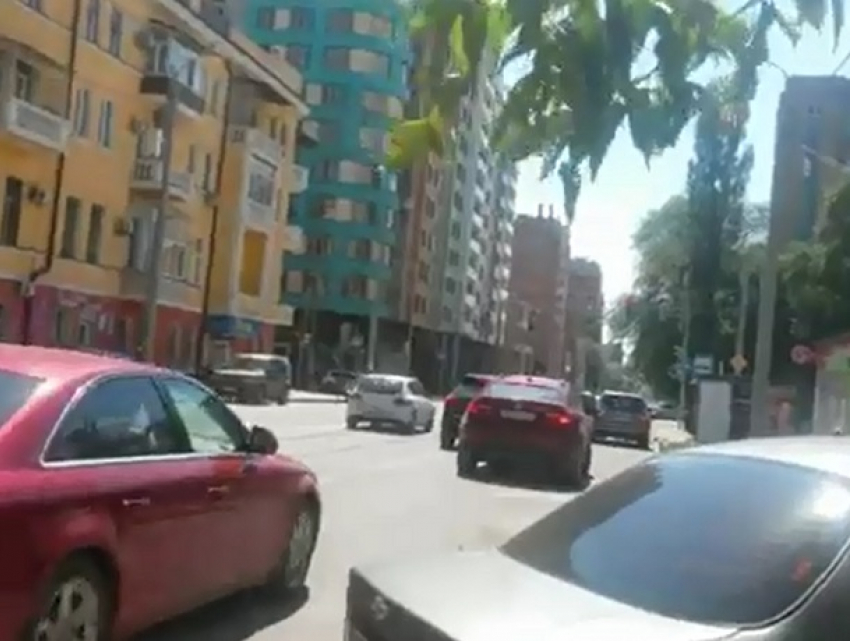 Топ-3 самых наглых способов парковки в центре Ростова записал на видео бдительный ростовчанин