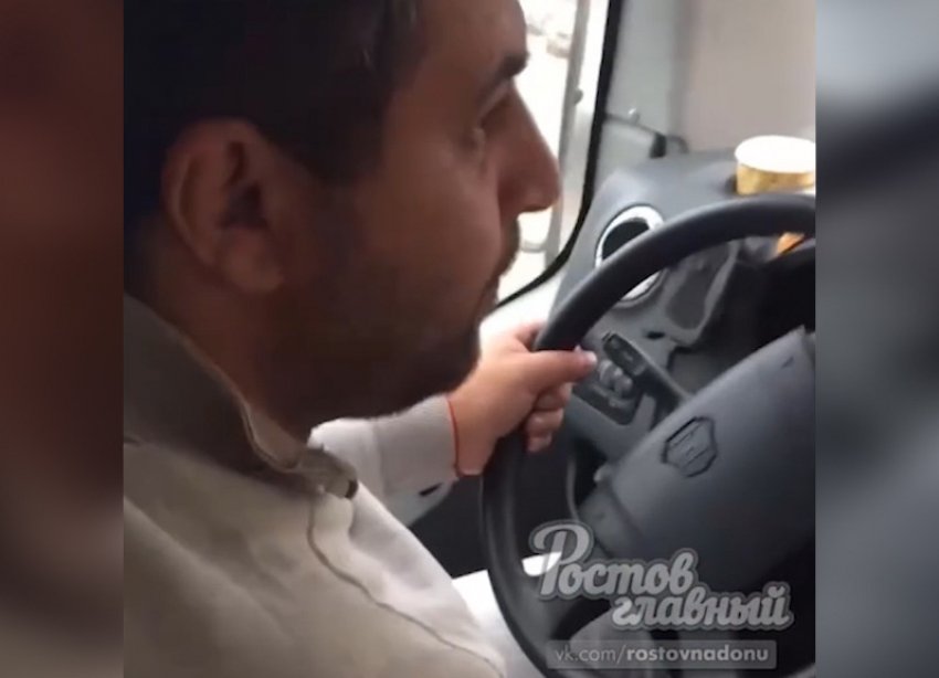 Водитель ростовской маршрутки из-за денег подрался с пассажиром