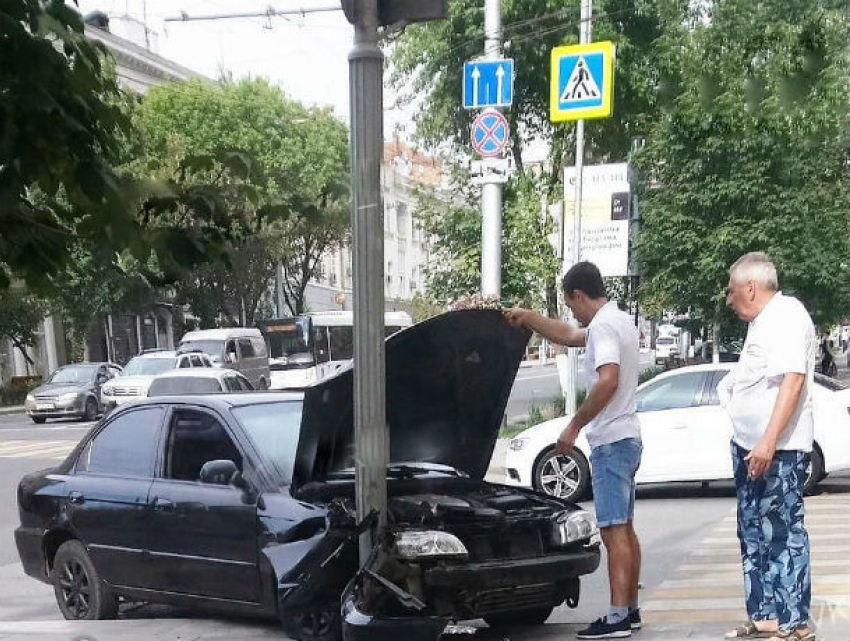 ДТП на Большой Садовой в Ростове устроило проверку на прочность столбу