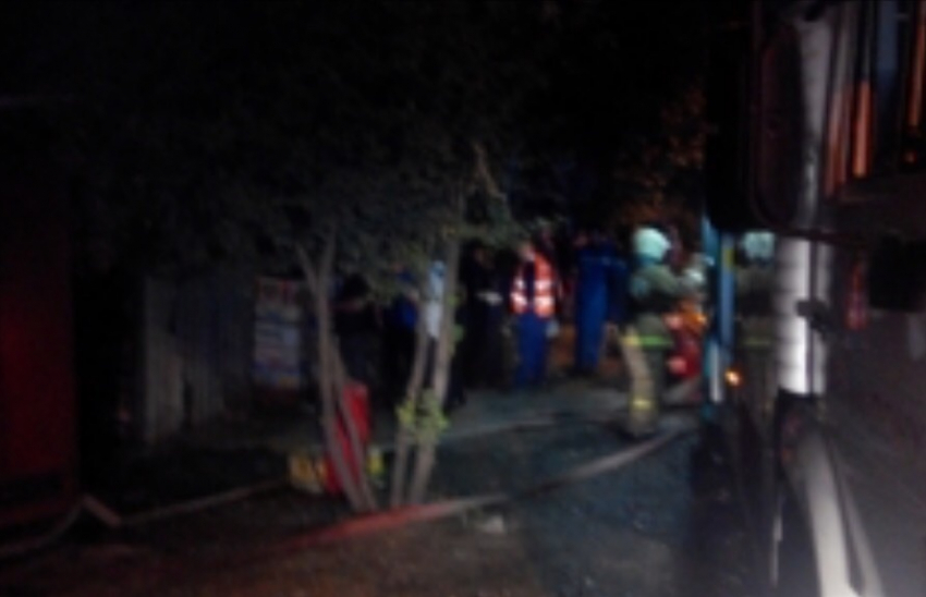 В Ростове на улице Богдана Хмельницкого горели хозпостройки