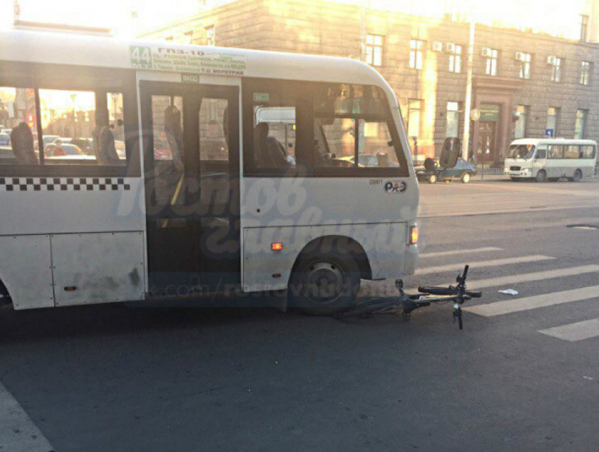 Маршрутка с пассажирами наехала на велосипедиста у пешеходного перехода в центре Ростова